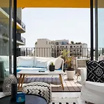 Bright & Chic Condo With Pool & Unique View By Feelhome