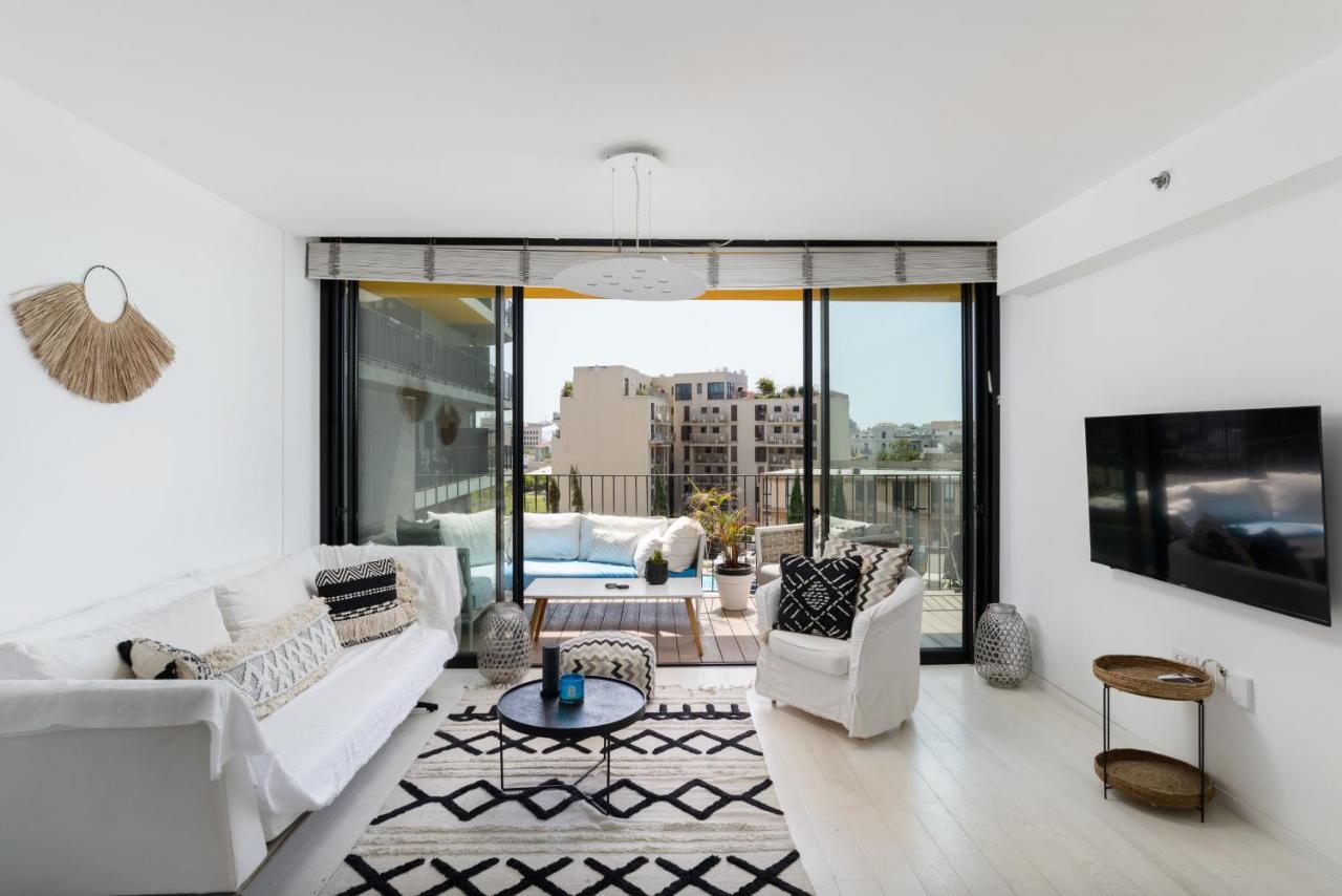 Bright & Chic With Pool & Unique View By Feelhome * Tel Aviv